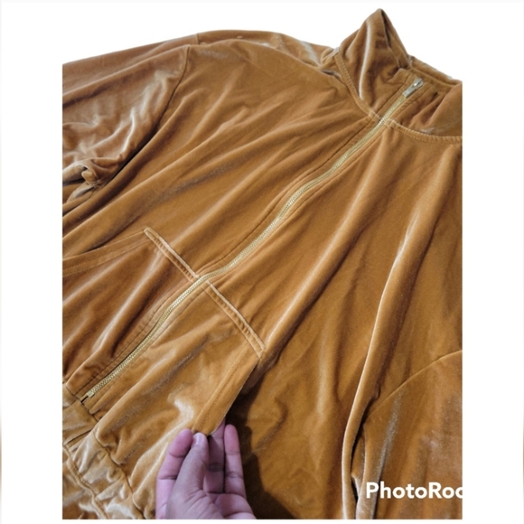 FABLETICS retail $ 90  Wide-leg jumpsuit in velour. Size 1X - Picture 8 of 15